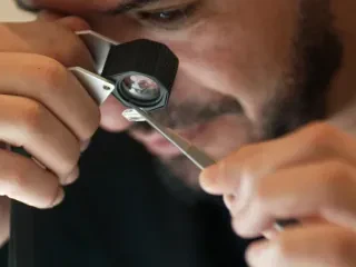 Ky vend është lider global në tregtimin e diamanteve. Tani, ai kërkon edhe t’i rritë ato në laborator!