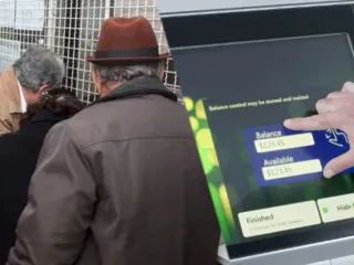 Çfarë fiton Shqipëria nëse të gjitha pensionet kalojnë në bankë?  Përllogaritjet/ Kursimet që do të arriheshin nga eleminimi i “cash”