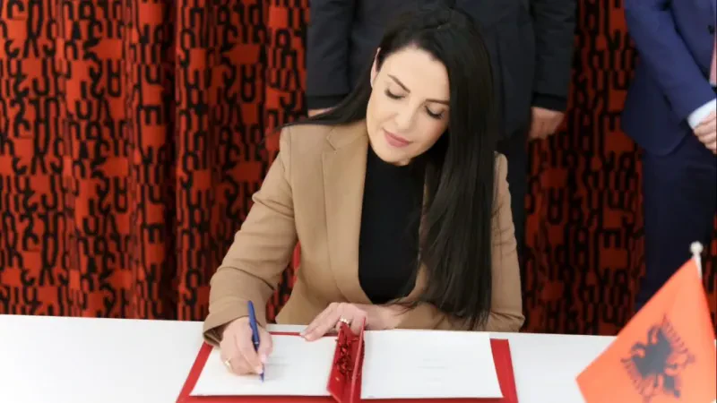 Firmoset kredia me BEI për hekurudhën Vorë – Hani i Hotit! Balluku: Projekti ka rëndësi jo vetëm për Shqipërinë, por edhe për rajonin