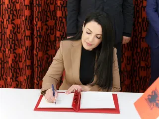 Firmoset kredia me BEI për hekurudhën Vorë – Hani i Hotit! Balluku: Projekti ka rëndësi jo vetëm për Shqipërinë, por edhe për rajonin