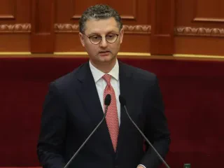Page mesatare prej 900 euro në muaj, indeksim i pensioneve si dhe bonusi i fundvitit – Mete, fjalim për Aktin Normativ të Buxhetit 2024