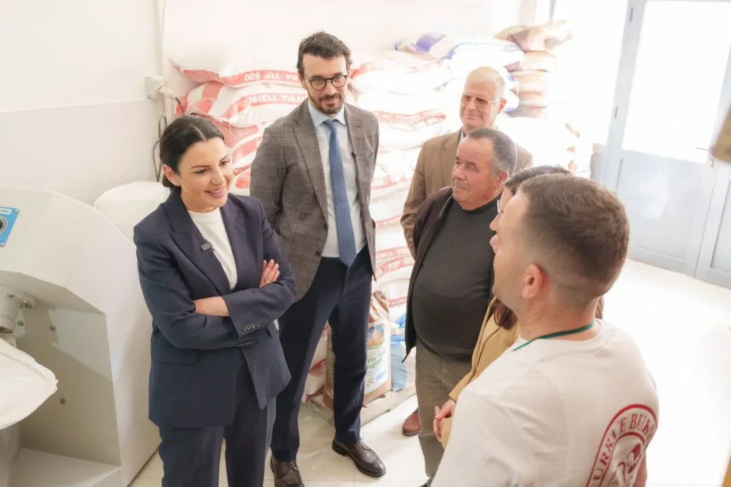 Balluku në Lushnje: Nuk ka rritje të çmimit të energjisë për furrat e bukës, ulje çmimi për pastiçeritë