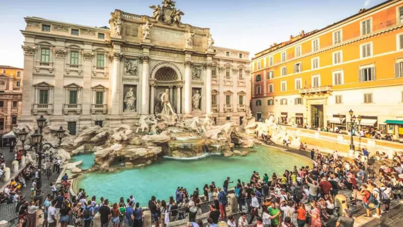 Turistët hedhin mbi 1 milion euro në shatërvanin Trevi të Italisë çdo vit. Çfarë ndodh me këto para?!