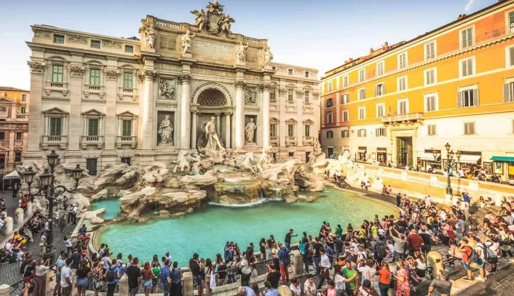 Turistët hedhin mbi 1 milion euro në shatërvanin Trevi të Italisë çdo vit. Çfarë ndodh me këto para?!