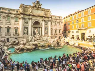Turistët hedhin mbi 1 milion euro në shatërvanin Trevi të Italisë çdo vit. Çfarë ndodh me këto para?!