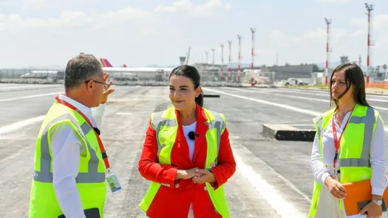 Balluku inspekton punimet në Aeroportin Ndërkombëtar “Nënë Tereza”: Investime për t’ju përgjigjur fluksit në rritje të pasagjerëve