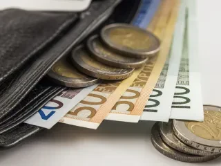 Si do ndikojë rritja e pagës në konsum dhe taksa? – Gjokutaj: Sektori privat nuk do preket nga kjo lëvizje