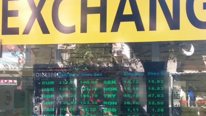 Shtohen pikat e këmbimit valutor, pakësohen degët bankare – Raporti/ BSH licencoi 52 “exchange” gjatë vitit të kaluar