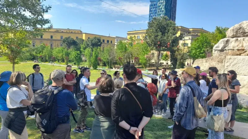 Çfarë turistësh po tërheq Shqipëria? – Topuzi: Po vijnë turistë me buxhet të vogël