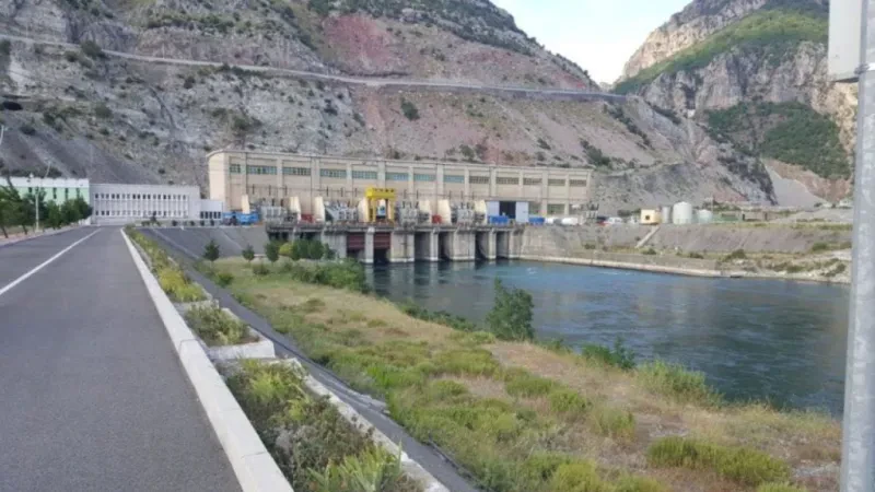 Tender për rehabilitim në HEC KOMAN – KESH hap procedurën për galerinë, sheshin dhe dekovilin