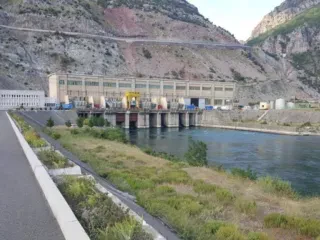 Tender për rehabilitim në HEC KOMAN – KESH hap procedurën për galerinë, sheshin dhe dekovilin