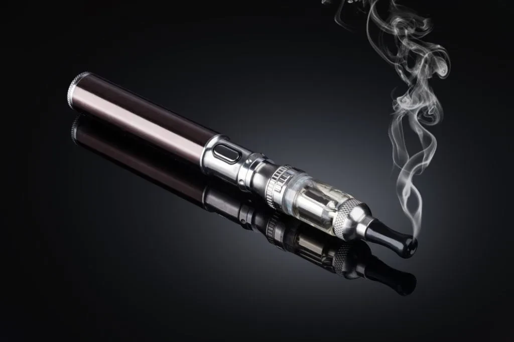 Ndalohet shitja e cigareve elektronike për moshën nën 18 vjeç! – Braçe: Përgjegjësia, te distributorët e supermarketet. Të përfshihen në taksim!