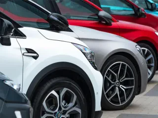 Sa është “mosha” mesatare e makinave në Shqipëri? – INSTAT: Vetëm 1.1% e automjeteve janë të reja. 35.8% e tyre, mbi 20-vjeçare