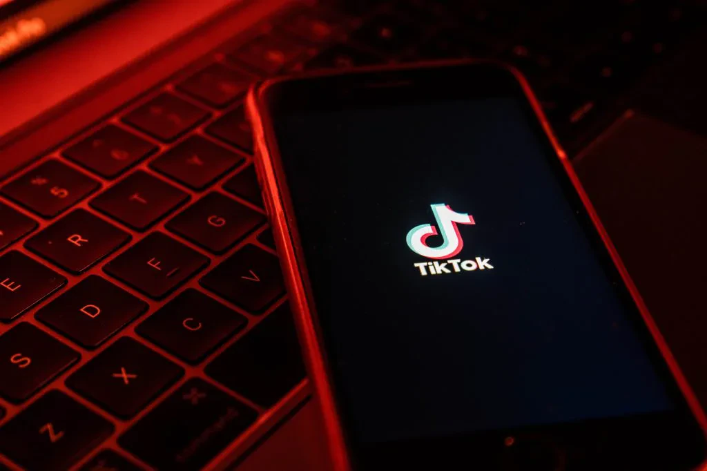 TikTok paditet për shkelje të privatësisë së fëmijëve – Akuzohet nga SHBA për “mbledhje të paligjshme të të dhënave”