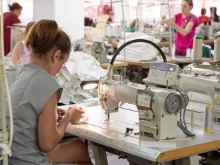 “Kriza” në eksportet e tekstileve dhe këpucëve – Zhvlerësimi i euros dhe rritja e kostove “godasin” sektorin e fasonerisë