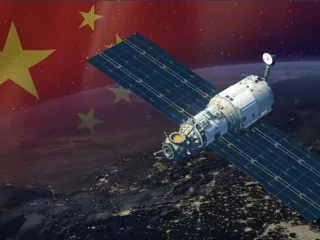 Kina “sfidon” Elon Musk – Lëshon satelitë në hapësirë për të rivalizuar Starlink
