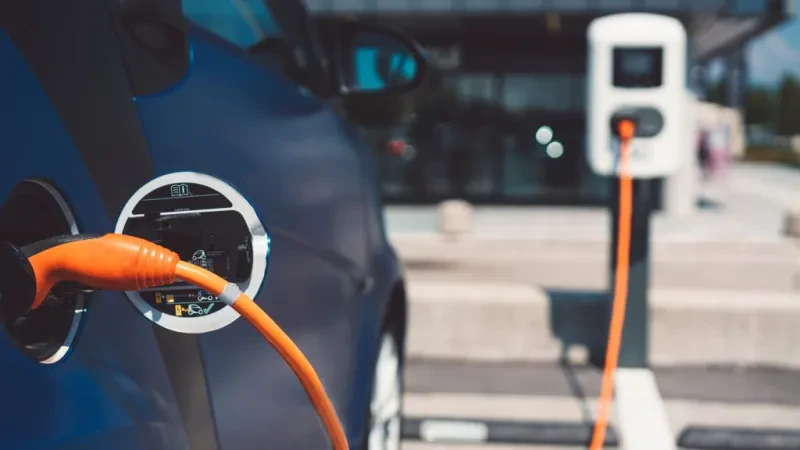 Rritet me 75% numri i makinave elektrike – DPSHTRR: Bashkë me ato hibride arrijnë në 42% të autoveturave me 0 Km