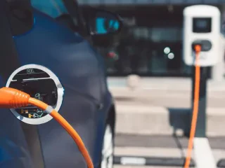 Rritet me 75% numri i makinave elektrike – DPSHTRR: Bashkë me ato hibride arrijnë në 42% të autoveturave me 0 Km