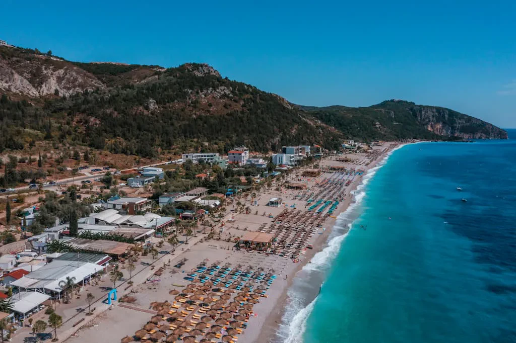 Ujësjellësit në zonat turistike – Hapet tenderi, ndërhyrje në rrjetin ekzistues të Gjirit të Lalzit