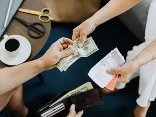 Bashkitë arrijnë rekord, prekin “dyshemenë” e borxheve – Shlyejnë detyrimet për investime, kufiri bie nën 1 miliard lekë