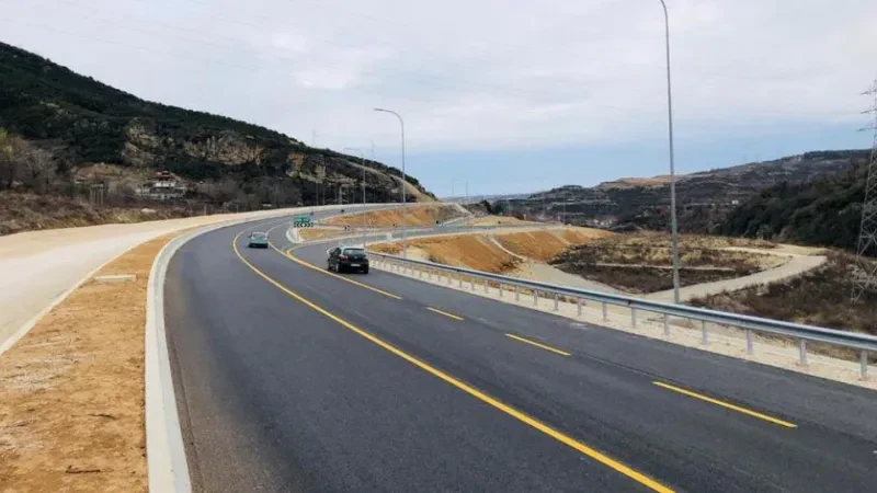 Tre projekte rrugore marrin 4.75 mld lekë shtesë – Buxheti / Financohet Elbasan – Lekaj, pjesë e korridorit VIII