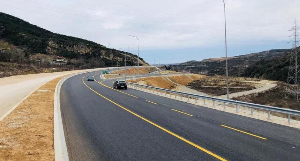 Tre projekte rrugore marrin 4.75 mld lekë shtesë – Buxheti / Financohet Elbasan – Lekaj, pjesë e korridorit VIII