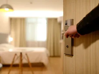 Kontroll të gjitha bizneseve që operojnë në turizëm – Plani/ Nga strukturat akomoduese, tek transporti dhe makinat me qira