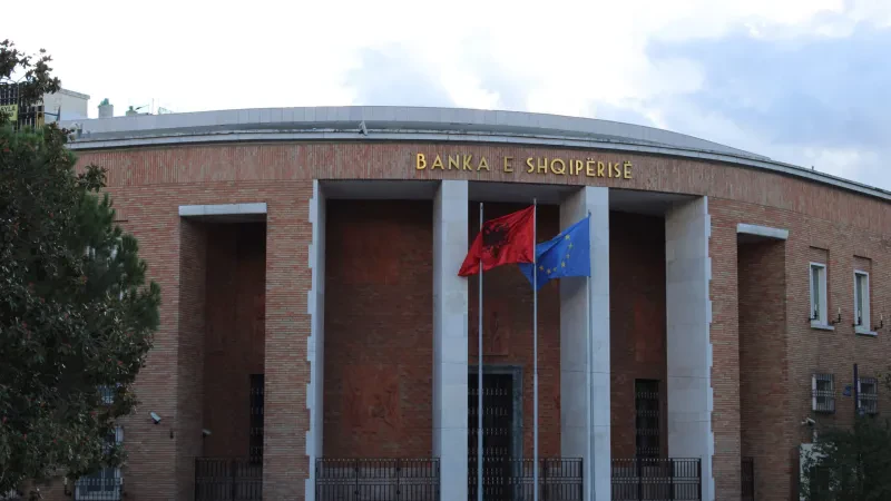 Banka e Shqipërisë miraton me “operacion rrufe” rregulloren që shtrëngon kreditimin nga mikrofinanca