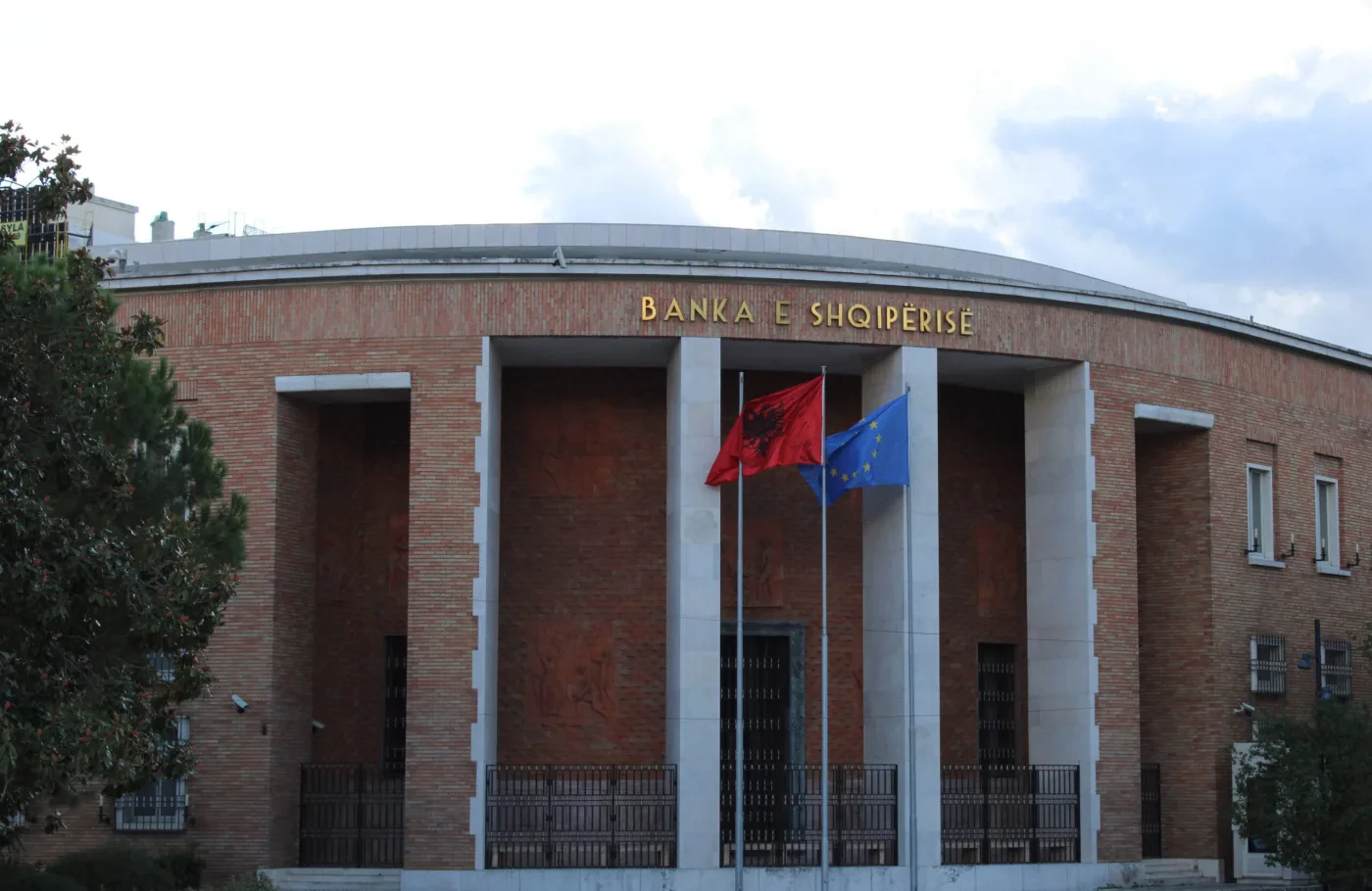 Banka e Shqipërisë miraton me “operacion rrufe” rregulloren që shtrëngon kreditimin nga mikrofinanca