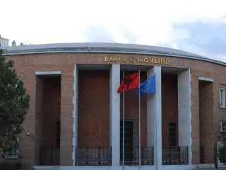 Banka e Shqipërisë miraton me “operacion rrufe” rregulloren që shtrëngon kreditimin nga mikrofinanca
