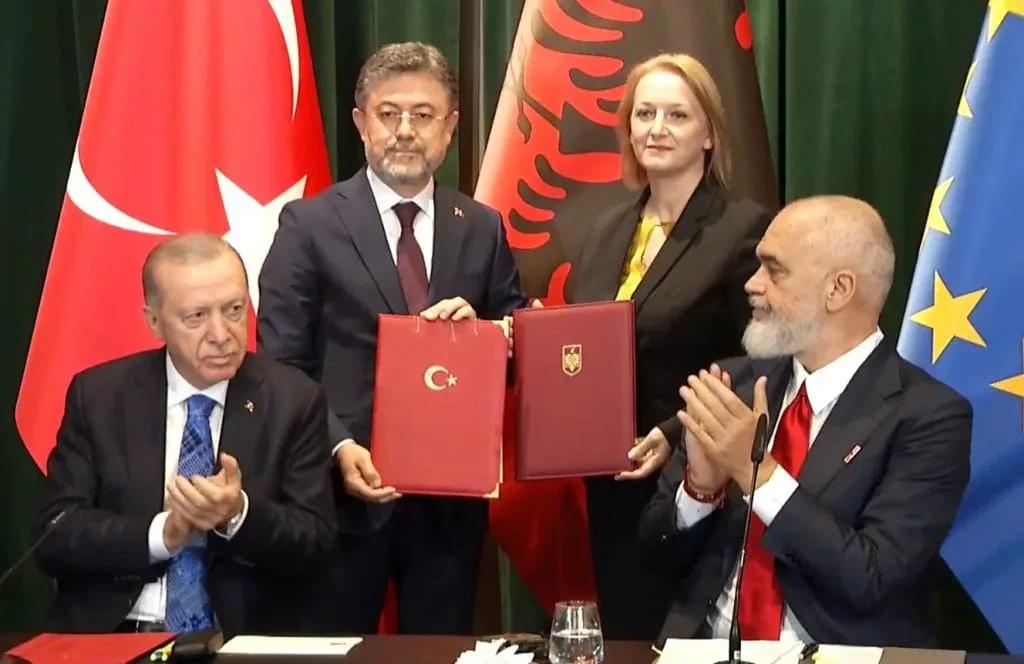Shqipëria dhe Turqia konsolidojnë bashkëpunimin në fushën bujqësisë – Denaj nënshkruan me homologun turk, Deklaratën për Sigurimet në Bujqësi