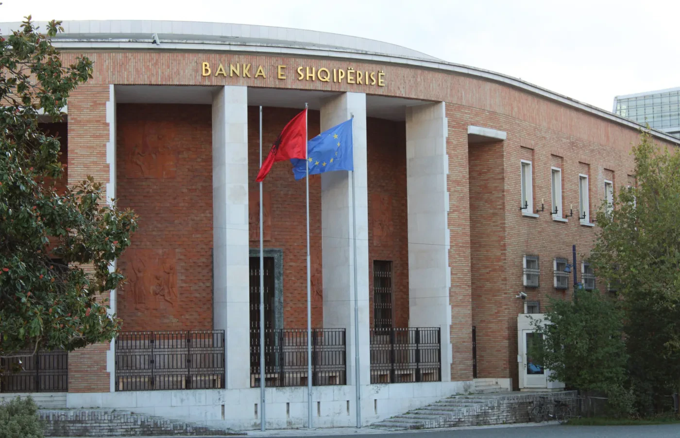 Banka e Shqipërisë ndërhyn përsëri në tregun valutor për të frenuar rënien e euros