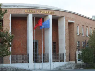 Banka e Shqipërisë ndërhyn përsëri në tregun valutor për të frenuar rënien e euros