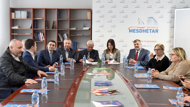 Ambasada e Rumanisë në Shqipëri mundëson nënshkrimin e marrëveshjeve në sektorin akademik dhe organizon një tryezë të rrumbullakët diskutimesh