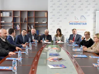 Ambasada e Rumanisë në Shqipëri mundëson nënshkrimin e marrëveshjeve në sektorin akademik dhe organizon një tryezë të rrumbullakët diskutimesh