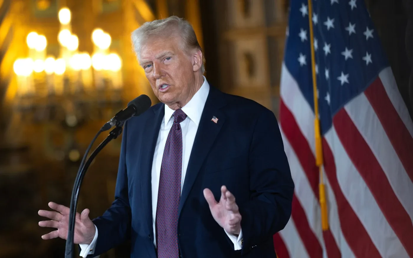 Trump frenon investimet kineze, vazhdon me tarifat ndaj Kanadasë dhe Meksikës