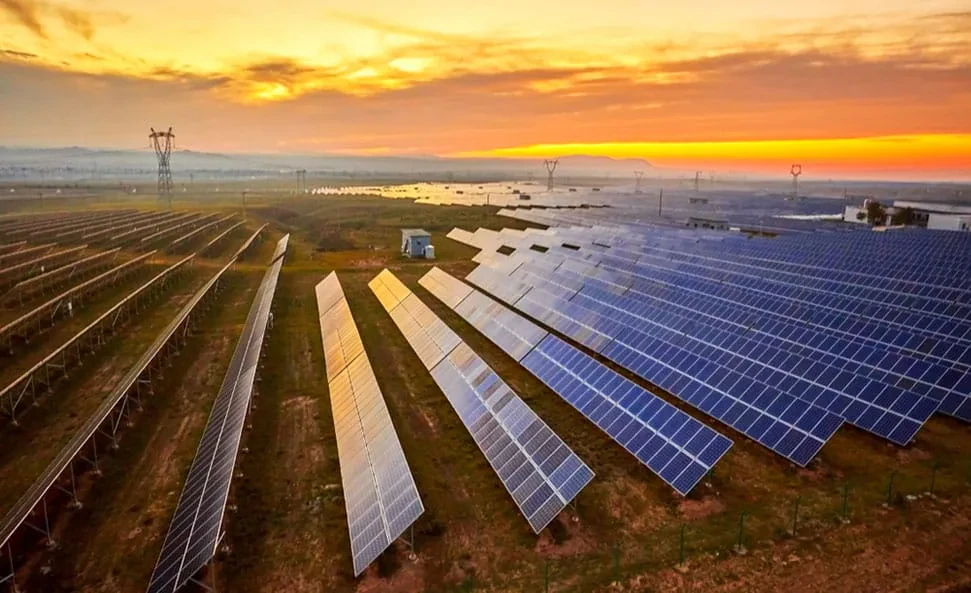 Rritja e energjisë diellore në BE ngadalësohet për herë të parë në dekadë, shkurtohen subvencionet