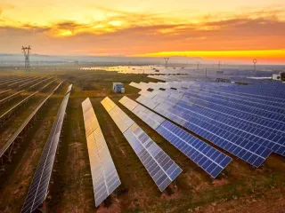 Rritja e energjisë diellore në BE ngadalësohet për herë të parë në dekadë, shkurtohen subvencionet