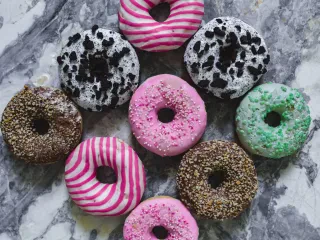 Çfarë nuk shkon me ushqimin tonë? Obesiteti, industria ushqimore dhe barnat e shtrenjta