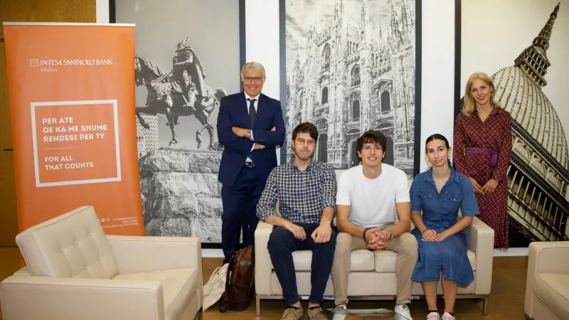 Intesa Sanpaolo Bank Albania mbështet, me 27,000 € në bursa, 3 studentë të Kolegjit të Europës