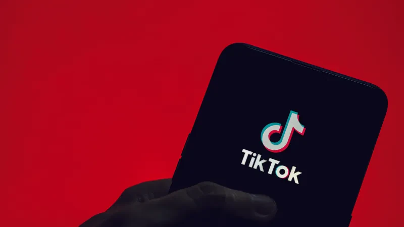 TikTok të gjurmon, edhe kur nuk e përdor aplikacionin