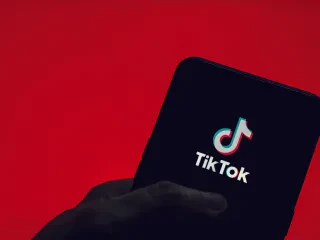 TikTok të gjurmon, edhe kur nuk e përdor aplikacionin