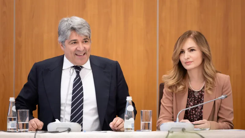 Tryezë diskutimi midis Intesa Sanpaolo Bank dhe AMF mbi Fondet e Investimit