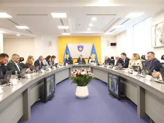 Qeveria në detyrë ndan nga 100 euro për pensionistët, fëmijët, sektorin jopublik dhe për studentët
