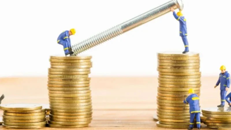 Investimet shqiptare jashtë vendit pësuan rënie në tremujorin e parë