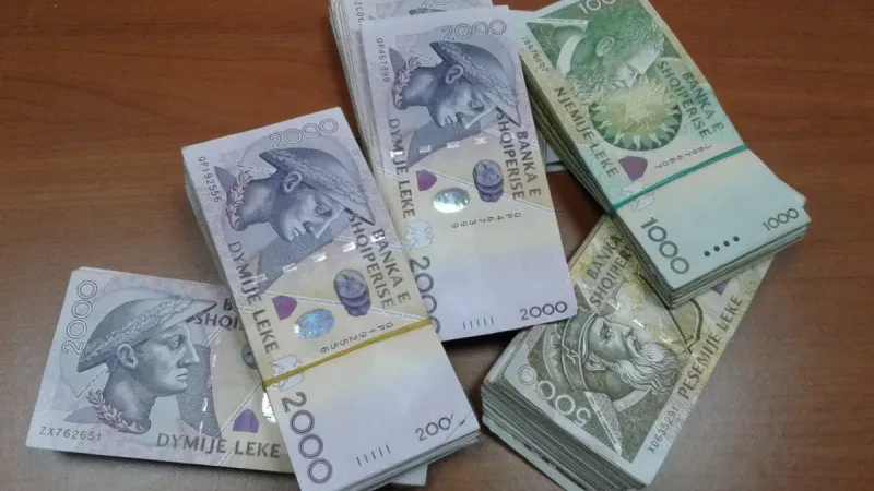 Injektimi i parasë në ekonomi po rritet me ritme të larta, por nuk po e zhvlerëson dot Lekun