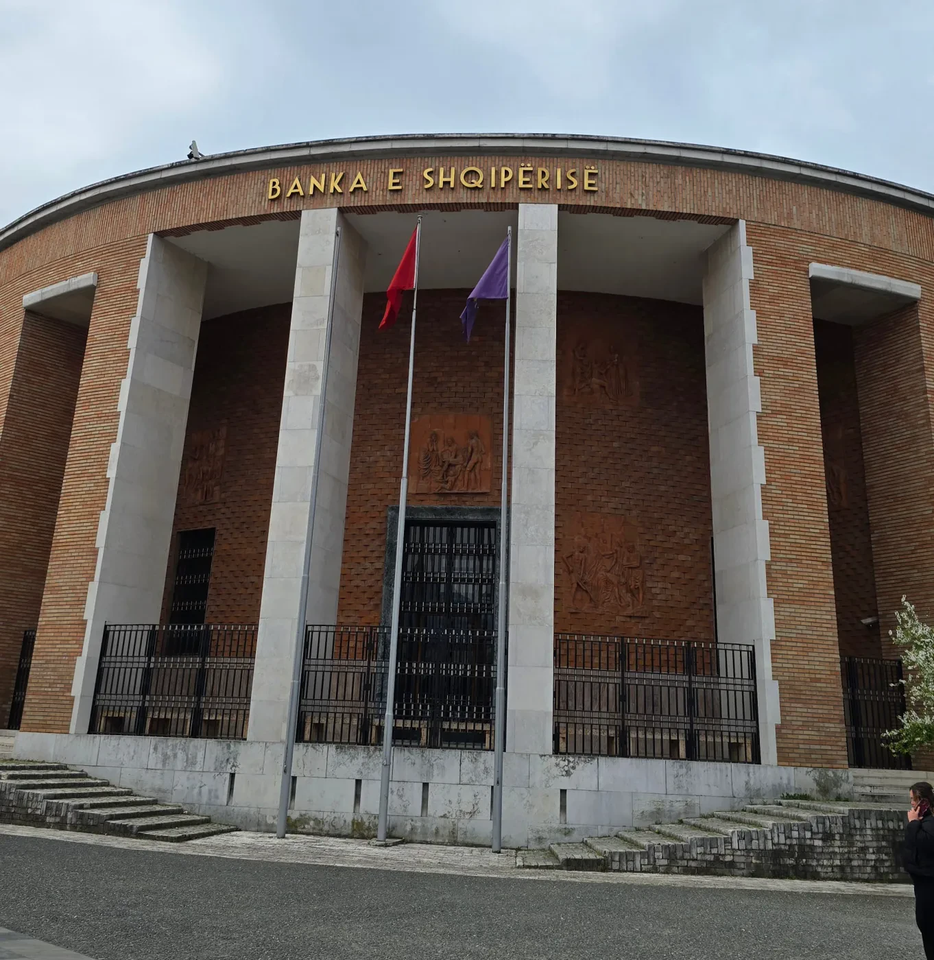 BSH mban të pandryshuar normën bazë në 2.5%, inflacioni pritet të ngjitet përkohësisht mbi objektiv