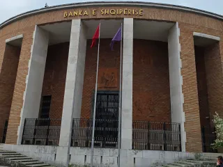BSH mban të pandryshuar normën bazë në 2.5%, inflacioni pritet të ngjitet përkohësisht mbi objektiv