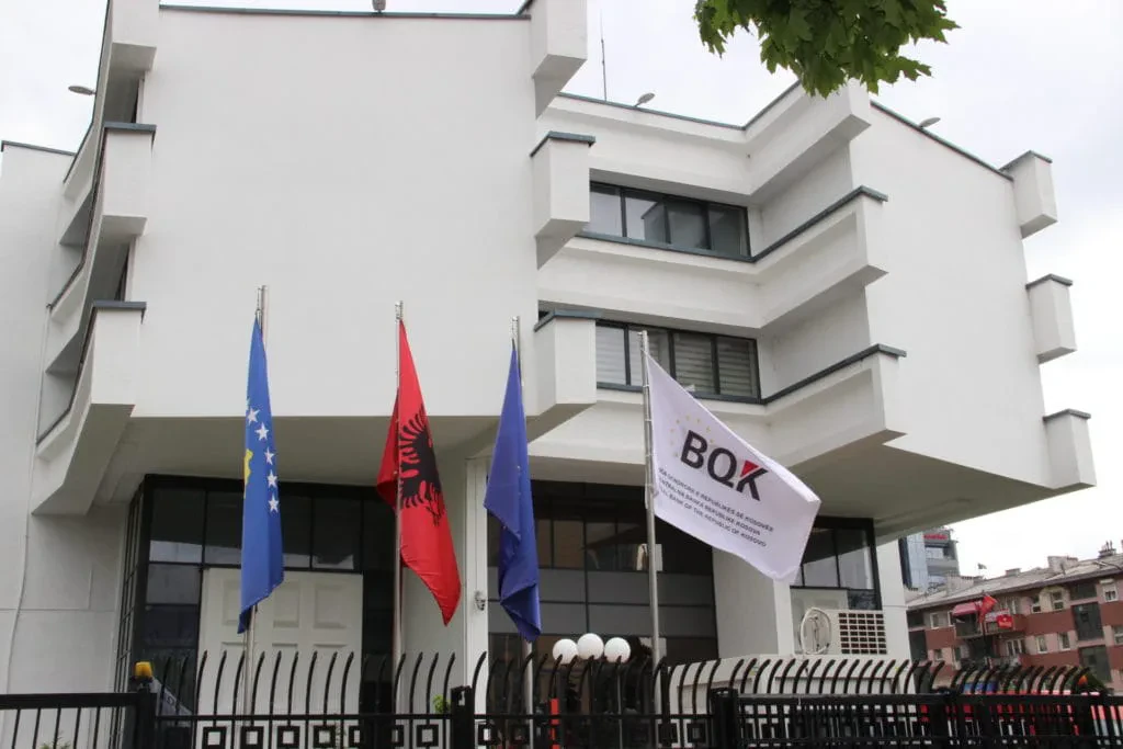 BQK me parashikim të zymtë për ekonominë e Kosovës: Rritja bie në 3.5%, inflacioni arrin në 6.7%