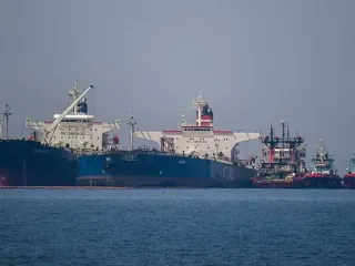Nafta rritet me mbi 3%, ndërsa sulmet e reja kërcënojnë transportet përmes Ngushticës së Hormuzit